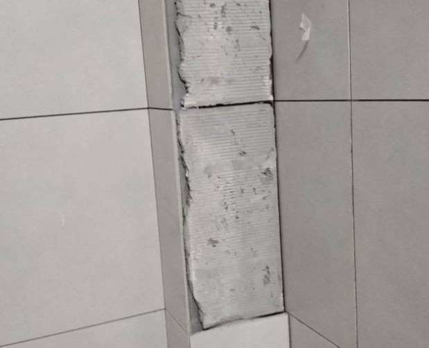 新邱瓷砖空鼓维修公司分享下瓷砖施工前基层浇水润湿程度不足，可能导致以下问题