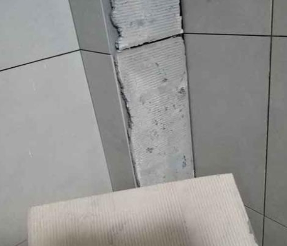 新邱瓷砖空鼓维修公司分享下厨房瓷砖脱落的补救措施。
